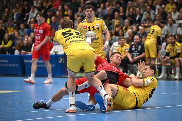 Deutschland, Handball, 2. Bundesliga, 11. Spieltag, 2025 2026, HSG Krefeld Niederrhein vs SG BBM Bietigheim, 15.11.2025, Glockenspitzhalle, Krefeld, Deutschland, Fabian Wiederstein (SG BBM Bietigheim, 18) setzt sich durch gegen Niklas Ingenpaß (HSG Krefeld Niederrhein, 55) und Matija Mircic (HSG Krefeld Niederrhein, 97) Copyright: xMarkusxVerwimpx