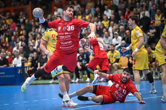 Deutschland, Handball, 2. Bundesliga, 11. Spieltag, 2025 2026, HSG Krefeld Niederrhein vs SG BBM Bietigheim, 15.11.2025, Glockenspitzhalle, Krefeld, Deutschland, Jonathan Fischer (SG BBM Bietigheim, 36) beim Torwurf Copyright: xMarkusxVerwimpx
