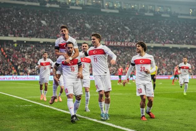 Turkiye v Bulgaria - 2026 FIFA World Cup, WM, Weltmeisterschaft, Fussball UEFA Qualifiers BURSA, TURKIYE - NOVEMBER 15: Hakan Calhanoglu (10) of Turkiye celebrates with his team-mates after scoring a goal during the 2026 FIFA World Cup UEFA Qualifiers Group E football match between Turkiye and Bulgaria at Ataturk Sports Complex Matli Stadium in Bursa, Turkiye, on November 15, 2025. Hakan Akgun Anadolu Bursa Turkey. Editorial use only. Please get in touch for any other usage.  Copyright: x2025xAnadoluxHakanxAkgunx