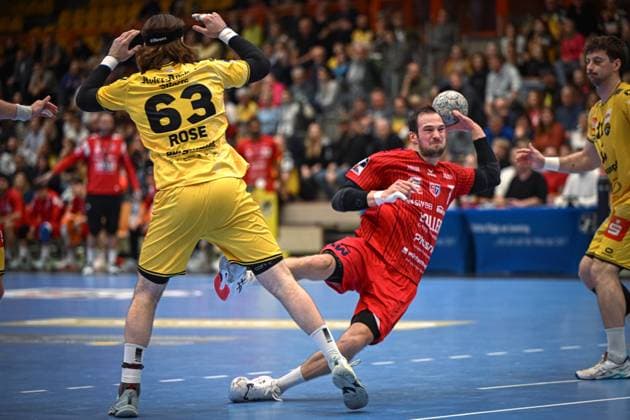 Deutschland, Handball, 2. Bundesliga, 11. Spieltag, 2025 2026, HSG Krefeld Niederrhein vs SG BBM Bietigheim, 15.11.2025, Glockenspitzhalle, Krefeld, Deutschland, Dominik Claus (SG BBM Bietigheim, 7) wirft im Fallen auf das Krefelder Tor Copyright: xMarkusxVerwimpx