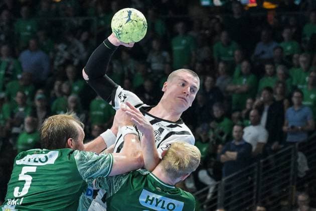 15.11.2025, xlakx, Handball Daikin HBL, Fuechse Berlin - THW Kiel v.l. Max Darj (Fuechse Berlin), Elias Ellefsen a Skipagoetu (THW Kiel), Matthes Langhoff (Fuechse Berlin) setzt zum Sprungwurf an Berlin