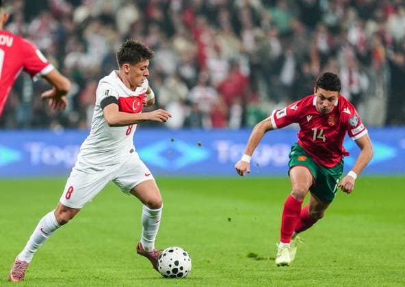 Turkiye v Bulgaria - 2026 FIFA World Cup, WM, Weltmeisterschaft, Fussball UEFA Qualifiers BURSA, TURKIYE - NOVEMBER 15: Arda Guler (8) of Turkiye in action against Krastev (14) of Bulgaria during the 2026 FIFA World Cup UEFA Qualifiers Group E football match between Turkiye and Bulgaria at Ataturk Sports Complex Matli Stadium in Bursa, Turkiye, on November 15, 2025. Sergen Sezgin Anadolu Bursa Turkey. Editorial use only. Please get in touch for any other usage.  Copyright: x2025xAnadoluxSergenxSezginx