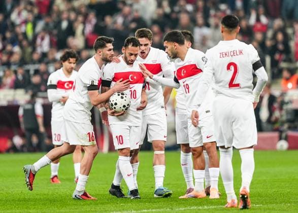 Turkiye v Bulgaria - 2026 FIFA World Cup, WM, Weltmeisterschaft, Fussball UEFA Qualifiers BURSA, TURKIYE - NOVEMBER 15: Hakan Calhanoglu (10) of Turkiye talks with his teammates before the penalty kick during the 2026 FIFA World Cup UEFA Qualifiers Group E football match between Turkiye and Bulgaria at Ataturk Sports Complex Matli Stadium in Bursa, Turkiye, on November 15, 2025. Sergen Sezgin Anadolu Bursa Turkey. Editorial use only. Please get in touch for any other usage.  Copyright: x2025xAnadoluxSergenxSezginx