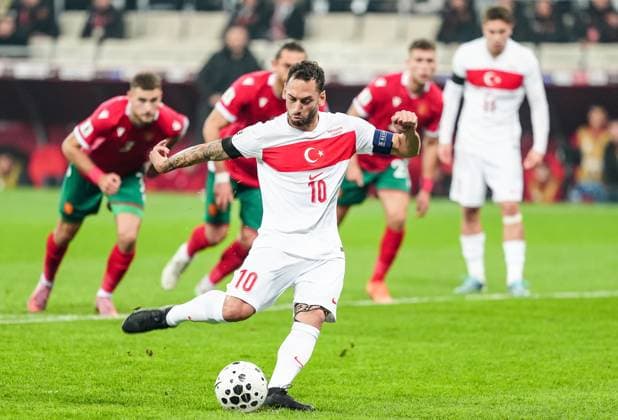 Turkiye v Bulgaria - 2026 FIFA World Cup, WM, Weltmeisterschaft, Fussball UEFA Qualifiers BURSA, TURKIYE - NOVEMBER 15: Hakan Calhanoglu (10) of Turkiye scores on a penalty kick during the 2026 FIFA World Cup UEFA Qualifiers Group E football match between Turkiye and Bulgaria at Ataturk Sports Complex Matli Stadium in Bursa, Turkiye, on November 15, 2025. Sergen Sezgin Anadolu Bursa Turkey. Editorial use only. Please get in touch for any other usage.  Copyright: x2025xAnadoluxSergenxSezginx