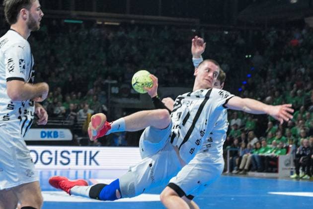 15.11.2025, xlakx, Handball Daikin HBL, Fuechse Berlin - THW Kiel v.l. Elias Ellefsen a Skipagoetu (THW Kiel) setzt zum Sprungwurf an Berlin
