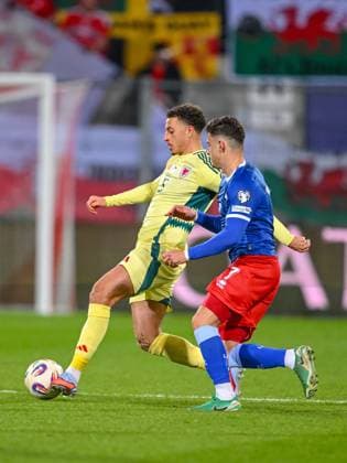 Ethan Ampadu (Wales) und Fabio Luque Notaro (Liechtenstein) battle for the ball during the FIFA World Cup, WM, Weltmeisterschaft, Fussball 2026 qualifier match between Liechtenstein and Wales at Rheinpark Stadion on November 15, 2025 in Vaduz, Liechtenstein. (Photo by Harry Langer DeFodi Images)