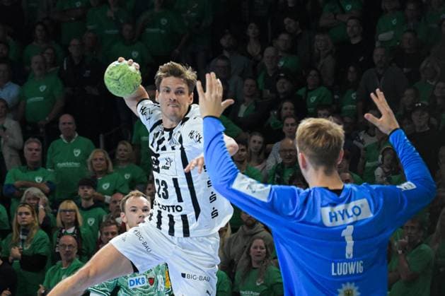15.11.2025, xlakx, Handball Daikin HBL, Fuechse Berlin - THW Kiel v.l. Rune Dahmke (THW Kiel), Lasse Ludwig (Fuechse Berlin) wirft Tor, Torschuetze, erzielt Tor, Treffer, scores the goal Berlin