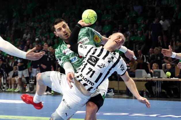 DEU, DHB, 1.HBL, Fuechse Berlin vs. THW Kiel, 15.11.2025, Max-Schmeling-Halle, Berlin, DEU, DHB, 1.HBL, Fuechse Berlin vs. THW Kiel, im Bild Mijajlo Marsenic (Fuechse Berlin 93), Elias Ellefsen A Skipagotu (THW Kiel 71)