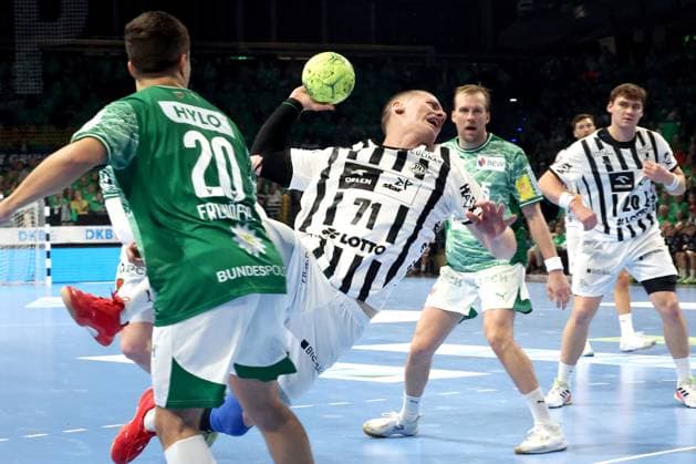 DEU, DHB, 1.HBL, Fuechse Berlin vs. THW Kiel, 15.11.2025, Max-Schmeling-Halle, Berlin, DEU, DHB, 1.HBL, Fuechse Berlin vs. THW Kiel, im Bild Tim Freihoefer (Fuechse Berlin 20), Max Darj (Fuechse Berlin 5), Elias Ellefsen A Skipagotu (THW Kiel 71)
