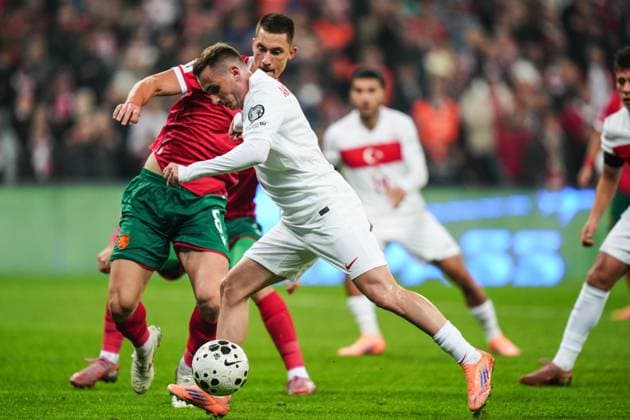 Turkiye v Bulgaria - 2026 FIFA World Cup, WM, Weltmeisterschaft, Fussball UEFA Qualifiers BURSA, TURKIYE - NOVEMBER 15: Kerem Akturkoglu (front) of Turkiye and Andrian Kraev (8) of Bulgaria compete during the 2026 FIFA World Cup UEFA Qualifiers Group E football match between Turkiye and Bulgaria at Ataturk Sports Complex Matli Stadium in Bursa, Turkiye, on November 15, 2025. Hakan Akgun Anadolu Bursa Turkey. Editorial use only. Please get in touch for any other usage.  Copyright: x2025xAnadoluxHakanxAkgunx