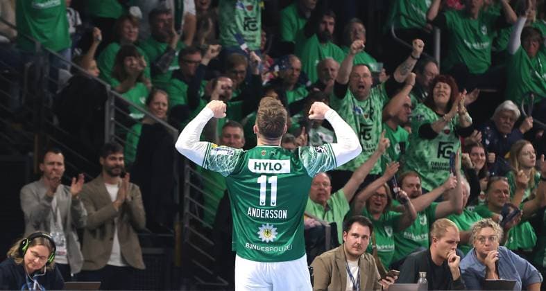 Torwart Lasse Ludwig jubelt vor den Fans Freude Emotion Jubel Handball HBL Bundesliga Herren 12. Spieltag Saison 2025 2026 15.11.2025 Füchse Berlin vs THW Kiel