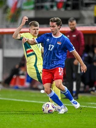 Jordan James (Wales) und Simon Luechinger (Liechtenstein) battle for the ball during the FIFA World Cup, WM, Weltmeisterschaft, Fussball 2026 qualifier match between Liechtenstein and Wales at Rheinpark Stadion on November 15, 2025 in Vaduz, Liechtenstein. (Photo by Harry Langer DeFodi Images)