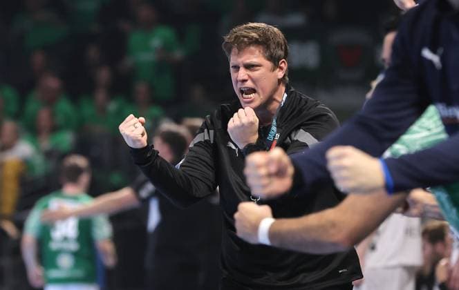 Trainer Nicolej Krickau jubelt Freude Emotion Jubel Handball HBL Bundesliga Herren 12. Spieltag Saison 2025 2026 15.11.2025 Füchse Berlin vs THW Kiel