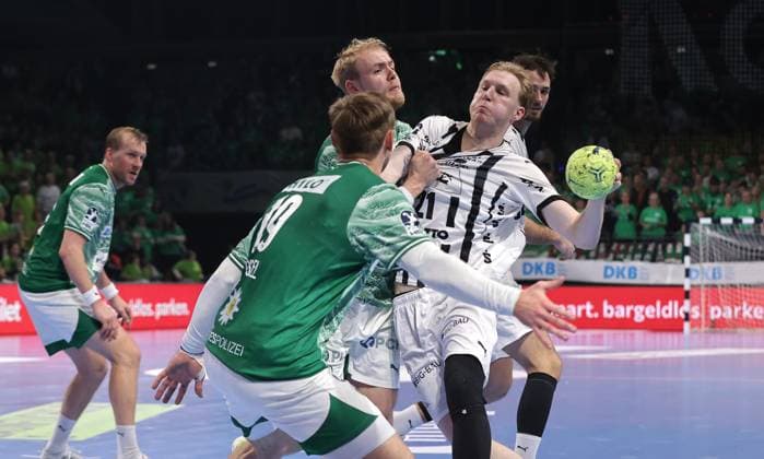 Mathias Gidsel, Matthes Langhoff, Eric Johansson am Ball Zweikampf Spielszene Aktion Handball HBL Bundesliga Herren 12. Spieltag Saison 2025 2026 15.11.2025 Füchse Berlin vs THW Kiel