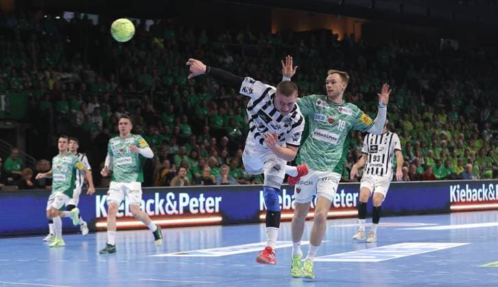 Elias Ellefsen a Skipagotu erzielt ein Tor, Mathias Gidsel Zweikampf Spielszene Aktion Handball HBL Bundesliga Herren 12. Spieltag Saison 2025 2026 15.11.2025 Füchse Berlin vs THW Kiel