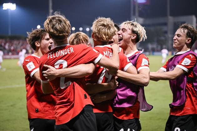 Fussball, Junioren U 17 WM 2025 Doha Katar Sechzehntelfinal 15.11.2025 Spiel 74 Oesterreich - Tunesien TEAMJUBEL Oesterreich; Rafael Feldinger, Zweifacher Torschuetze Johannes Moser, Daniel Frauscher und Jakob Werner (v.li.)