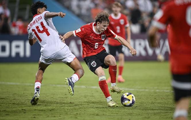 Fussball, Junioren U 17 WM 2025 Doha Katar Sechzehntelfinal 15.11.2025 Spiel 74 Oesterreich - Tunesien Jakob Werner (re, Oesterreich) gegen Mazen SLAMA ESSEFI (li, Tunesien)
