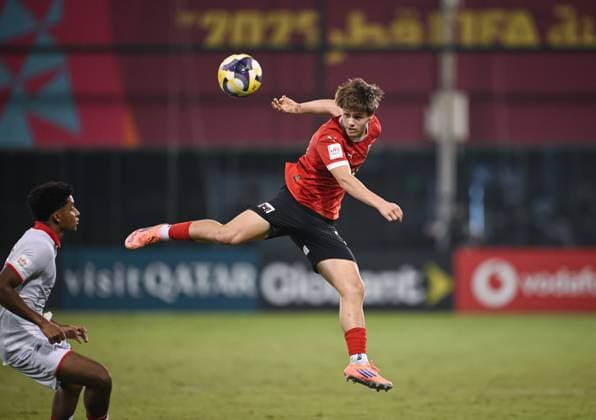 Fussball, Junioren U 17 WM 2025 Doha Katar Sechzehntelfinal 15.11.2025 Spiel 74 Oesterreich - Tunesien Florian Hofmann (re, Oesterreich) gegen Anisse SAIDI (li, Tunesien)