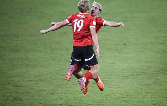 Fussball, Junioren U 17 WM 2025 Doha Katar Sechzehntelfinal 15.11.2025 Spiel 74 Oesterreich - Tunesien SCHLUSSJUBEL Oesterreich; Zweifacher Torschuetze Johannes Moser (li) und Daniel Frauscher (re)