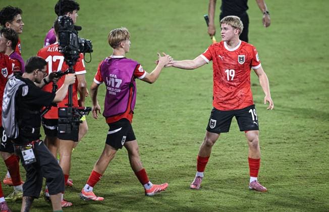 Fussball, Junioren U 17 WM 2025 Doha Katar Sechzehntelfinal 15.11.2025 Spiel 74 Oesterreich - Tunesien SCHLUSSJUBEL Oesterreich; Zweifacher Torschuetze Johannes Moser (re) klatscht Dominik Dobis (li) ab