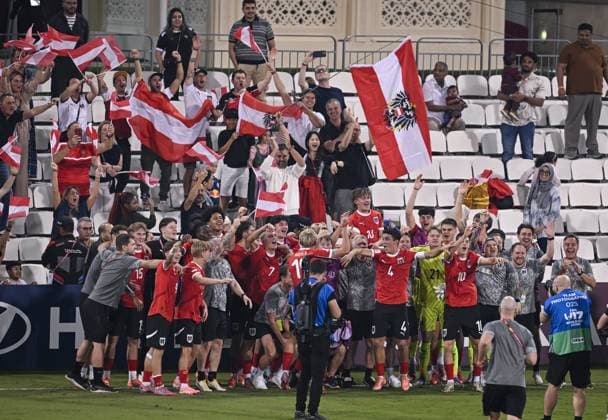 Fussball, Junioren U 17 WM 2025 Doha Katar Sechzehntelfinal 15.11.2025 Spiel 74 Oesterreich - Tunesien SCHLUSSJUBEL Team Oesterreich mit Fans und Familien