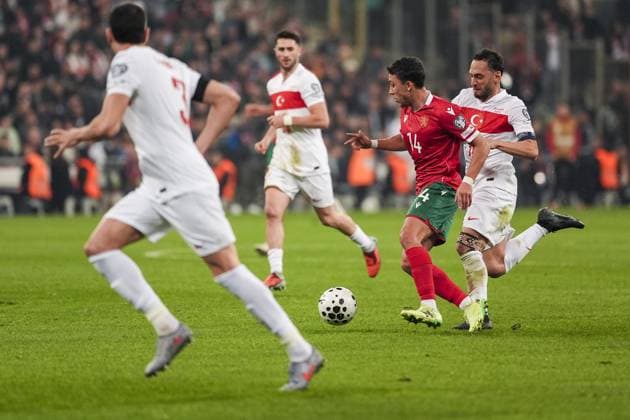 Turkiye v Bulgaria - 2026 FIFA World Cup, WM, Weltmeisterschaft, Fussball UEFA Qualifiers BURSA, TURKIYE - NOVEMBER 15: Hakan Calhanoglu (R) of Turkiye in action against Filip Krastev (2nd R) of Bulgaria during the 2026 FIFA World Cup UEFA Qualifiers Group E football match between Turkiye and Bulgaria at Ataturk Sports Complex Matli Stadium in Bursa, Turkiye, on November 15, 2025. Arife Karakum Anadolu Bursa Turkey. Editorial use only. Please get in touch for any other usage.  Copyright: x2025xAnadoluxArifexKarakumx
