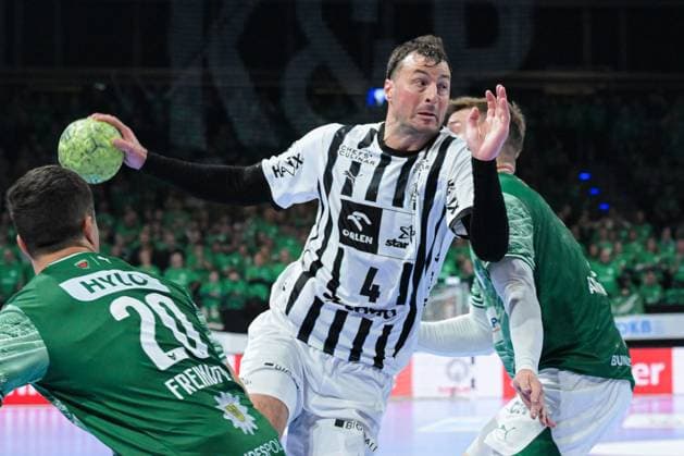 15.11.2025, xlakx, Handball Daikin HBL, Fuechse Berlin - THW Kiel v.l. Domagoj Duvnjak (THW Kiel) setzt zum Sprungwurf an Berlin