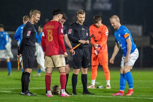 Fussball, Regionalliga Nord, BW Lohne - 1.FC Phönix Lübeck, 19. Spieltag, Spielzeit 2025 2026, 15.11.2025 Muenzwurf mit Fabio Maiolo (1.FC Phönix Lübeck 8) und Thorsten Tönnies (Blau-Weiss Lohne 21) , Lohne Heinz-Dettmer-Stadion Niedersachsen Deutschland