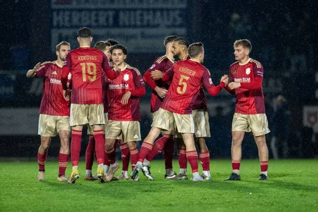 Fussball, Regionalliga Nord, BW Lohne - 1.FC Phönix Lübeck, 19. Spieltag, Spielzeit 2025 2026, 15.11.2025 Abklatschen vor dem Spiel , Lohne Heinz-Dettmer-Stadion Niedersachsen Deutschland