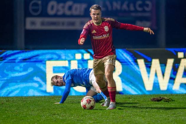 Fussball, Regionalliga Nord, BW Lohne - 1.FC Phönix Lübeck, 19. Spieltag, Spielzeit 2025 2026, 15.11.2025 Joshua Krüger (1.FC Phönix Lübeck 5) mit Leonard Bredol (Blau-Weiss Lohne 19) , Lohne Heinz-Dettmer-Stadion Niedersachsen Deutschland