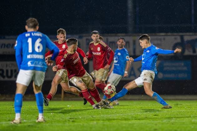 Fussball, Regionalliga Nord, BW Lohne - 1.FC Phönix Lübeck, 19. Spieltag, Spielzeit 2025 2026, 15.11.2025 Zweikampf zum Elfmeter Jannes Vollert (1.FC Phönix Lübeck 3) mit Luca Zander (Blau-Weiss Lohne 4) , Lohne Heinz-Dettmer-Stadion Niedersachsen Deutschland