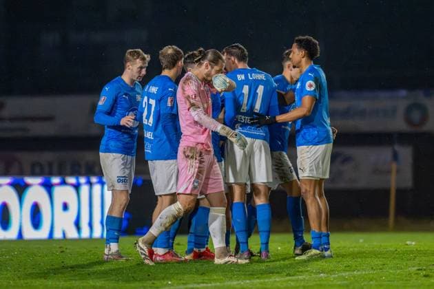 Fussball, Regionalliga Nord, BW Lohne - 1.FC Phönix Lübeck, 19. Spieltag, Spielzeit 2025 2026, 15.11.2025 Tim Kips (Torwart 1.FC Phönix Lübeck 31) entaeuscht vor jubelnden Bohnern nach dem 1:0 , Lohne Heinz-Dettmer-Stadion Niedersachsen Deutschland