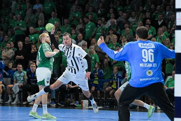 15.11.2025, xlakx, Handball Daikin HBL, Fuechse Berlin - THW Kiel v.l. Domagoj Duvnjak (THW Kiel), Dejan Milosavljev (Fuechse Berlin) wirft Tor, Torschuetze, erzielt Tor, Treffer, scores the goal Berlin
