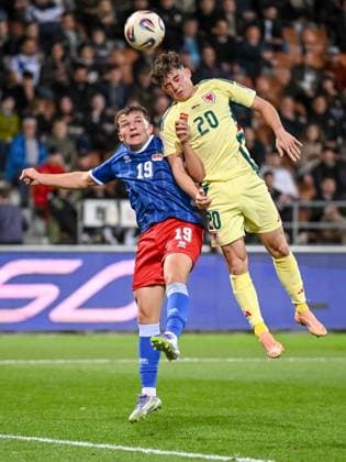 Emanuel Zuend (Liechtenstein) und Daniel James (Wales) battle for the ball during the FIFA World Cup, WM, Weltmeisterschaft, Fussball 2026 qualifier match between Liechtenstein and Wales at Rheinpark Stadion on November 15, 2025 in Vaduz, Liechtenstein. (Photo by Harry Langer DeFodi Images)