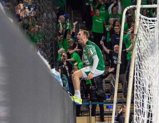 Handball, Herren, Saison 2025 2026, DAIKIN Handball-Bundesliga (12. Spieltag), Füchse Berlin - THW Kiel, Mathias Gidsel (Füchse Berlin) jubelt auf einer Werbebande, 15.11.2025, Copyright: xSebastianxRäppold MatthiasxKochx