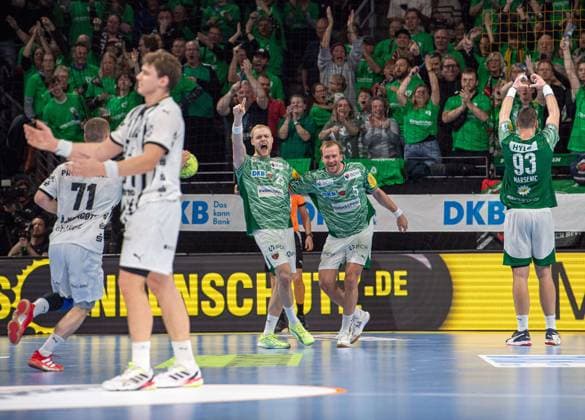 Handball, Herren, Saison 2025 2026, DAIKIN Handball-Bundesliga (12. Spieltag), Füchse Berlin - THW Kiel, v.l. Matthes Langhoff (Füchse Berlin), Max Darj (Füchse Berlin), Mijajlo Marsenic (Füchse Berlin), 15.11.2025, Copyright: xSebastianxRäppold MatthiasxKochx