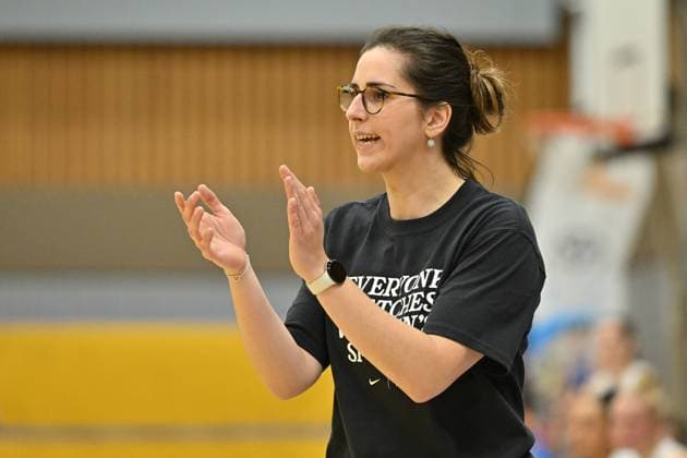 BG74 Veilchen Ladies Göttingen - WINGS Leverkusen Basketball, Frauen, 2. Bundesliga Nord, Hauptrunde, 8. Spieltag, Saison 2025 2026, BG74 Veilchen Ladies Göttingen - WINGS Leverkusen, 15.11.2025, Göttingen. Ruzica Dzankic (Trainerin, Göttingen). Foto: Swen Pförtner Göttingen Niedersachsen Deutschland