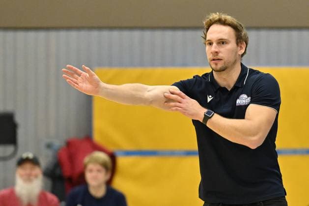 BG74 Veilchen Ladies Göttingen - WINGS Leverkusen Basketball, Frauen, 2. Bundesliga Nord, Hauptrunde, 8. Spieltag, Saison 2025 2026, BG74 Veilchen Ladies Göttingen - WINGS Leverkusen, 15.11.2025, Göttingen. Patrick Reusch (Trainer, Leverkusen). Foto: Swen Pförtner Göttingen Niedersachsen Deutschland