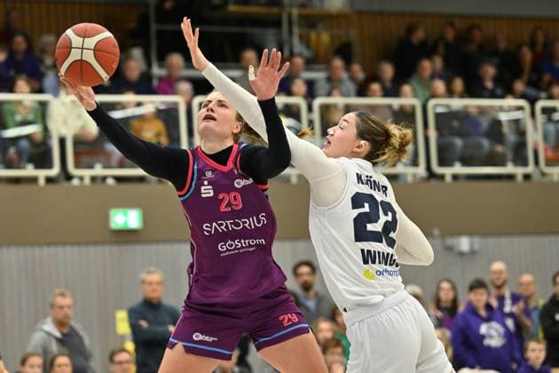 BG74 Veilchen Ladies Göttingen - WINGS Leverkusen Basketball, Frauen, 2. Bundesliga Nord, Hauptrunde, 8. Spieltag, Saison 2025 2026, BG74 Veilchen Ladies Göttingen - WINGS Leverkusen, 15.11.2025, Göttingen. Alice Marie-Therese C. Bremer ( 29, Göttingen) spielt gegen Amelie Kröner ( 22, Leverkusen). Foto: Swen Pförtner Göttingen Niedersachsen Deutschland