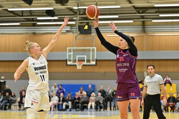 BG74 Veilchen Ladies Göttingen - WINGS Leverkusen Basketball, Frauen, 2. Bundesliga Nord, Hauptrunde, 8. Spieltag, Saison 2025 2026, BG74 Veilchen Ladies Göttingen - WINGS Leverkusen, 15.11.2025, Göttingen. Alice Marie-Therese C. Bremer ( 29, Göttingen) spielt gegen Leonie Kampes ( 11, Leverkusen). Foto: Swen Pförtner Göttingen Niedersachsen Deutschland