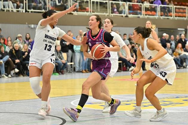 BG74 Veilchen Ladies Göttingen - WINGS Leverkusen Basketball, Frauen, 2. Bundesliga Nord, Hauptrunde, 8. Spieltag, Saison 2025 2026, BG74 Veilchen Ladies Göttingen - WINGS Leverkusen, 15.11.2025, Göttingen. Sophia Phillips ( 1, Göttingen) spielt gegen Natalie Villaflor ( 43, Leverkusen) und Olivia Okpara ( 13, Leverkusen). Foto: Swen Pförtner Göttingen Niedersachsen Deutschland