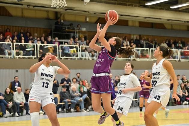 BG74 Veilchen Ladies Göttingen - WINGS Leverkusen Basketball, Frauen, 2. Bundesliga Nord, Hauptrunde, 8. Spieltag, Saison 2025 2026, BG74 Veilchen Ladies Göttingen - WINGS Leverkusen, 15.11.2025, Göttingen. Sophia Phillips ( 1, Göttingen). Foto: Swen Pförtner Göttingen Niedersachsen Deutschland