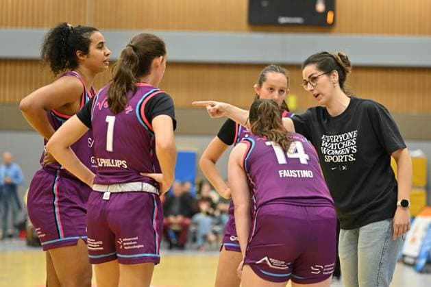 BG74 Veilchen Ladies Göttingen - WINGS Leverkusen Basketball, Frauen, 2. Bundesliga Nord, Hauptrunde, 8. Spieltag, Saison 2025 2026, BG74 Veilchen Ladies Göttingen - WINGS Leverkusen, 15.11.2025, Göttingen. Ruzica Dzankic (Trainerin, Göttingen). Foto: Swen Pförtner Göttingen Niedersachsen Deutschland