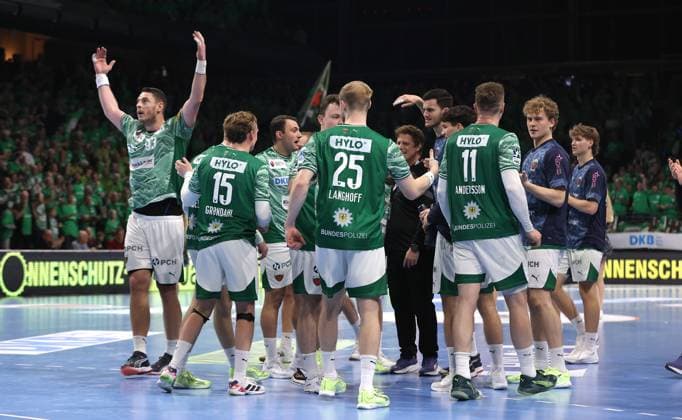 Füchse Mannschaft jubelt nach Spielende Freude Emotion Jubel Handball HBL Bundesliga Herren 12. Spieltag Saison 2025 2026 15.11.2025 Füchse Berlin vs THW Kiel