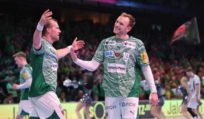 Max Darj, Mathias Gidsel, Füchse Mannschaft jubelt nach Spielende Freude Emotion Jubel Handball HBL Bundesliga Herren 12. Spieltag Saison 2025 2026 15.11.2025 Füchse Berlin vs THW Kiel
