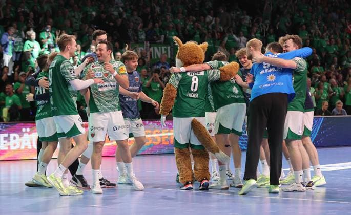 Füchse Mannschaft jubelt nach Spielende Freude Emotion Jubel Handball HBL Bundesliga Herren 12. Spieltag Saison 2025 2026 15.11.2025 Füchse Berlin vs THW Kiel