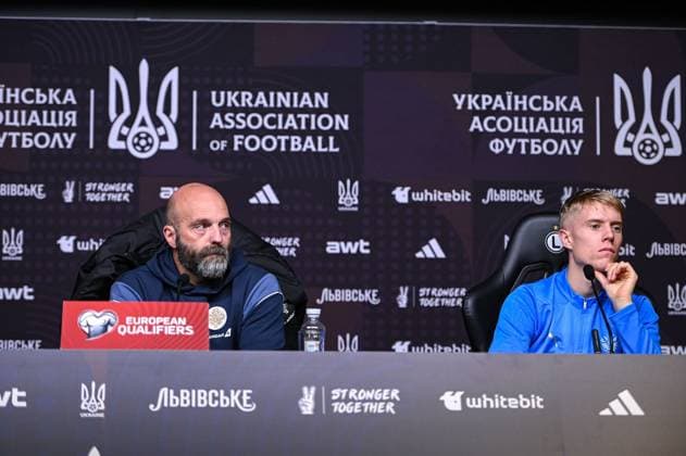 Warszawa 15.11.2025 Pilka nozna Konferencja prasowa reprezentacji Islandii przed meczem kwalifikacji do Mistrzostw Swiata 2026: Ukraina - Islandia. --- Football. Iceland national team, Nationalteam press conference, PK, Pressekonferenz ahead of the 2026 FIFA World Cup, WM, Weltmeisterschaft, Fussball qualifier match: Ukraine - Iceland. nz Arnar Gunnlaugsson Hakon Arnar Haraldsson Fot. Kai Taller Arena Akcji NEWSPIX.PL --- newspix.pl 
