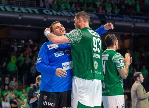 Handball, Herren, Saison 2025 2026, DAIKIN Handball-Bundesliga (12. Spieltag), Füchse Berlin - THW Kiel, v.l. Torhüter Dejan Milosavljev (Füchse Berlin), Mijajlo Marsenic (Füchse Berlin), Jubel nach Abpfiff, 15.11.2025, Copyright: xSebastianxRäppold MatthiasxKochx