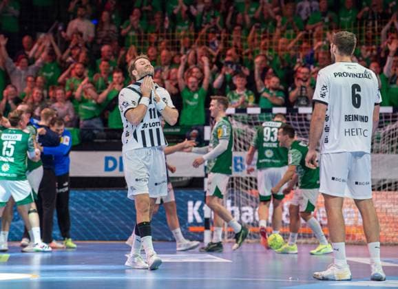 Handball, Herren, Saison 2025 2026, DAIKIN Handball-Bundesliga (12. Spieltag), Füchse Berlin - THW Kiel, v.l. Petter Överby (Kiel), Harald Reinkind (Kiel), Enttäuschung nach Abpfiff, 15.11.2025, Copyright: xSebastianxRäppold MatthiasxKochx