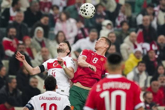 Turkiye v Bulgaria - 2026 FIFA World Cup, WM, Weltmeisterschaft, Fussball UEFA Qualifiers BURSA, TURKIYE - NOVEMBER 15: Ismail Yuksek (16) of Turkiye and Vladimir Nikolov (8) of Bulgaria compete during the 2026 FIFA World Cup UEFA Qualifiers Group E football match between Turkiye and Bulgaria at Ataturk Sports Complex Matli Stadium in Bursa, Turkiye, on November 15, 2025. Arife Karakum Anadolu Bursa Turkey. Editorial use only. Please get in touch for any other usage.  Copyright: x2025xAnadoluxArifexKarakumx